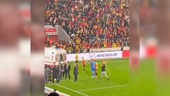 El encuentro entre Göztepe y Altay en el fútbol turco, se vio opacado por esta brutal agresión de un hincha local.