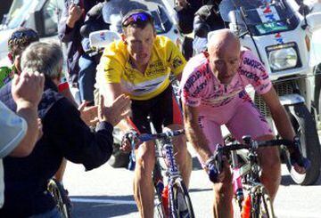 Marco Pantani junto a Lance Armstrong durante el ascenso a Courchevel en la etapa de los Alpes del Tour de Francia Briancon-Courchevel. Pantani ganó la etapa y Armstrong mantuvo el jersey de lider (17 de julio 2000).