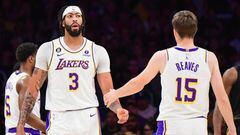 Steph Curry returned to the Warriors after a month, but that wasn’t enough to stop Anthony Davis and the Los Angeles Lakers who were without LeBron James.