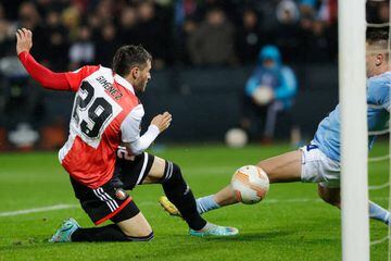 ROTTERDAM, NETHERLANDS - NOVEMBER 3: Santiago Gimenez of Feyenoord scores the first goal to make it 1-0 during the UEFA Europa League   match between Feyenoord v Lazio at the Stadium Feijenoord on November 3, 2022 in Rotterdam Netherlands (Photo by Pim Waslander/Soccrates/Getty Images)