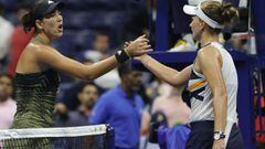 Garbi&ntilde;e Muguruza saluda a Barbora Krejcikova tras su partido de octavos de final del US Open.