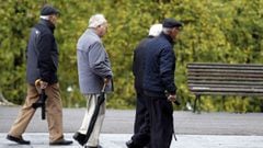 Pensionistas y jubilados pasean en un parque en Bilbao. EFE/LUIS TEJIDO/Archivo