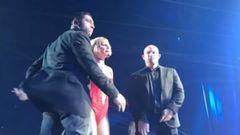 Britney Spears en un concierto en Las Vegas al darse cuenta que un hombre había irrumpido en el escenario