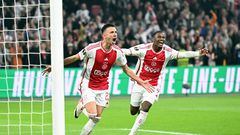 Jugadores del Ajax celebran uno de los goles al Marsella en el partido de Europa League.