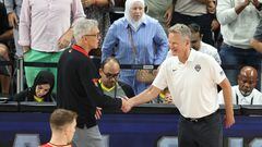Abu Dhabi (United Arab Emirates), 20/08/2023.- Steve Kerr (R) head coach of the US shakes hands with Gordon Herbert (L) head coach of Germany after the International Basketball Week game between USA and Germany in Abu Dhabi, United Arab Emirates, 20 August 2023. (Baloncesto, Alemania, Emiratos Árabes Unidos) EFE/EPA/ALI HAIDER SHUTTERSTOCK OUT
