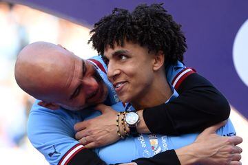 Pep Guardiola, entrenador del Manchester City, abraza a Rico Lewis del Manchester City durante la ceremonia de entrega del trofeo de la Premier League