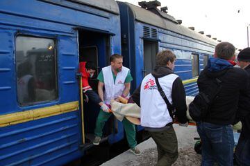 En cooperación con los ferrocarriles ucranianos y el Ministerio de Salud, acaba de completar un nuevo tren médico de derivación de 48 pacientes, provenientes de hospitales cercanos a las líneas del frente en el este del país afectado por la guerra.