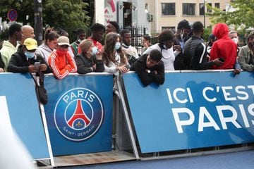 Fans await the arrival of Lionel Messi in Paris.