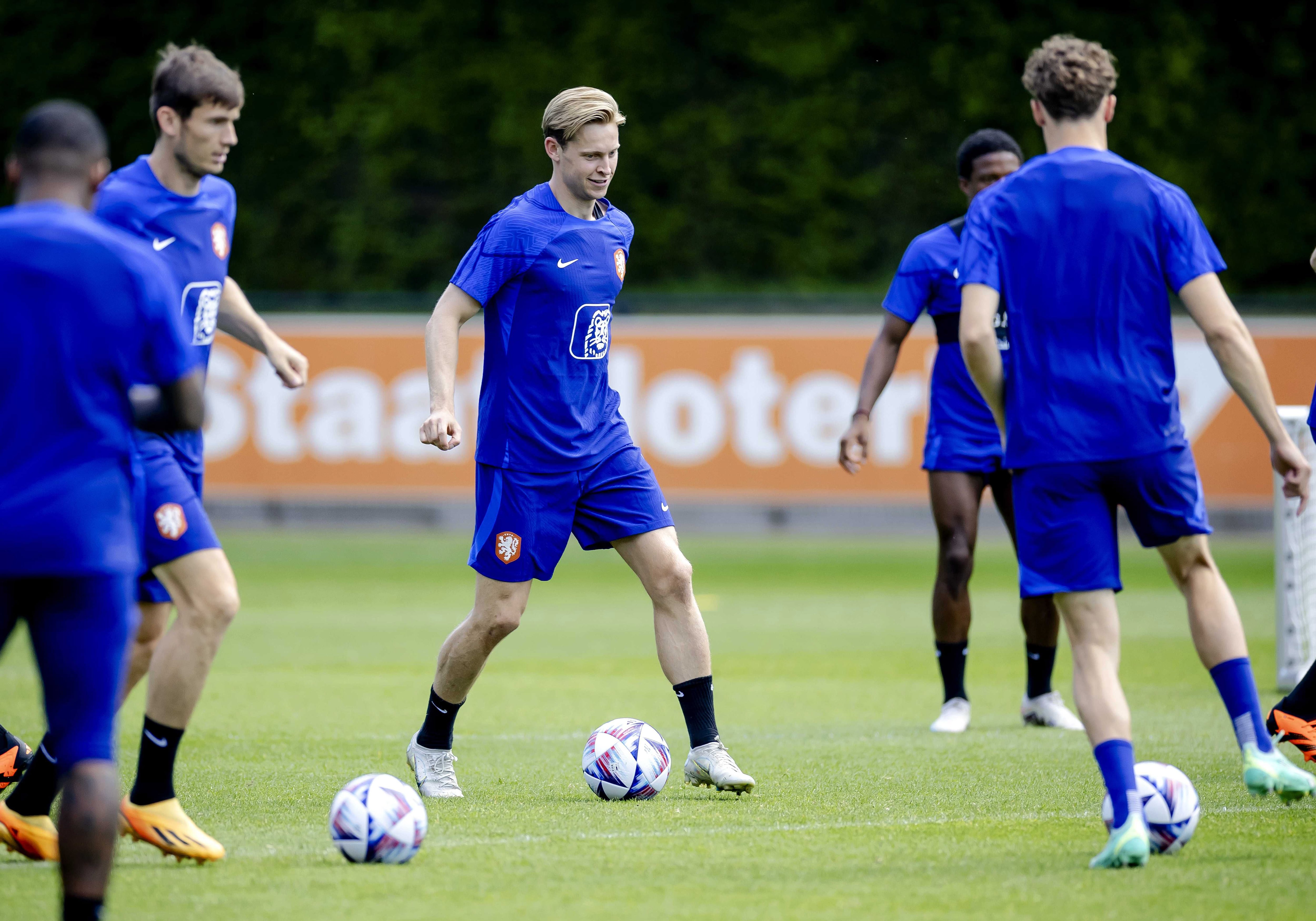 Zeist (Netherlands), 11/06/2023.- Frenkie de Jong (C) in action during a training session of the Dutch national soccer team at the KNVB Campus in Zeist, Netherlands, 11 June 2023. The Dutch national team is preparing for the the UEFA Nations League semi-final match against Croatia to be played on 14 June. (Croacia, Países Bajos; Holanda) EFE/EPA/Robin van Lonkhuijsen
