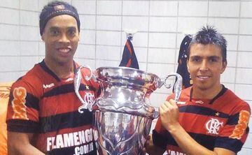 Fierro junto a Ronaldinho en el Flamengo.
