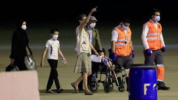 TORREJÓN DE ARDOZ (MADRID), 10/08/2022.- Un grupo de unos 294 excolaboradores afganos y sus familias llegan hoy miércoles a la base aérea de Torrejón de Ardoz (Madrid) en un avión procedente de Islamabad (Pakistán). EFE/ZIPI ARAGÓN