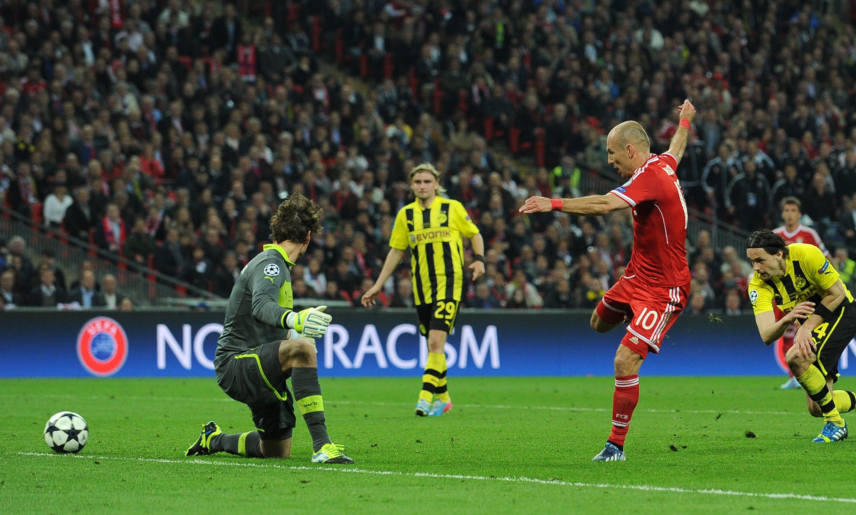 TOPSHOTS
Bayern Munich's Dutch midfielder Arjen Robben (R) scores their second goal past Borussia Dortmund's German goalkeeper Roman Weidenfeller (L) during the UEFA Champions League final football match between Borussia Dortmund and Bayern Munich at Wembley Stadium in London on May 25, 2013, Bayern Munich won the game 2-1.  AFP PHOTO / ANDREW YATES