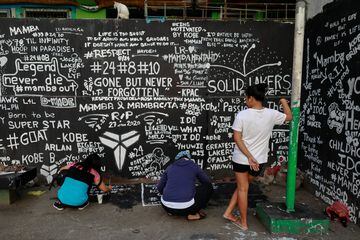 Fans write messages in memory of Kobe Bryant after he and his daughter Gianna died in a helicopter crash, on the basketball court of a housing tenement in Taguig City, Metro Manila, Philippines, January 28, 2020.