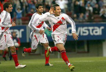 Poco tiempo estuvo Alexis Sánchez en River Plate, pero dejó un gran recuerdo antes de dar el salto a Europa. Su mejor actuación fue en 2007 cuando marcó un gol en el 3-1 sobre Lanús y recibió la ovación de los hinchas al ser reemplazado, al igual que un tal Marcelo Salas...
