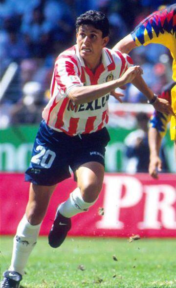 El hijo de la máxima leyenda del Club Guadalajara, nació en territorio extranjero pero con nacionalidad mexicana. Jugó pocos juegos en la temporada 1995-96.