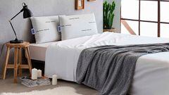 Muestra de las almohadas de carbono activo en una cama
