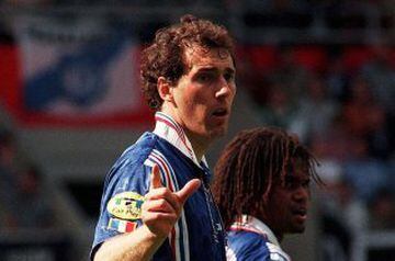 La mejor selección en la historia de Francia estaba muy bien resguardada en la defensa por Laurent Blanc. ‘Le Président’ conquistó, desde la central, la Copa Mundial de 1998 y la Euro del 2000. Su famosa cábala para el triunfo, era besar antes de cada partido la calva de su compañero Fabien Barthez, portero de ‘Les Blues’.