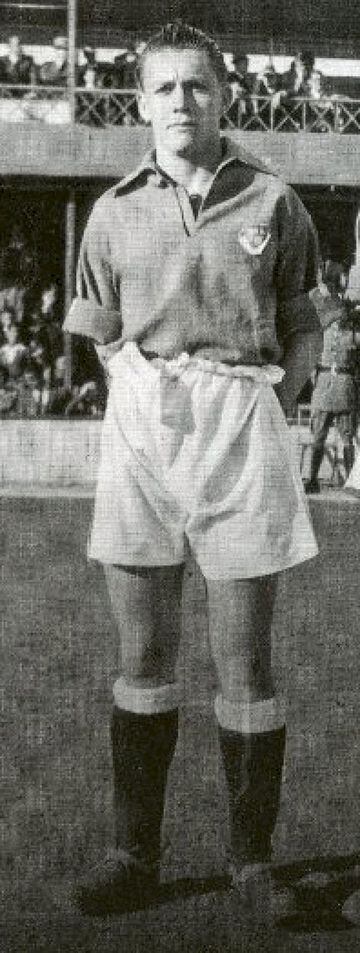 Jugó en 1946 en el Marino de Las Palmas y en 1957 fichó como jugador-entrenador de la U.D Las Palmas, fundada ocho años antes.