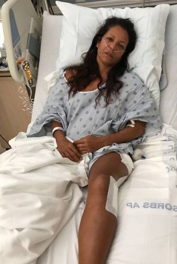 La surfista de 54 años, en el hospital tras el rescate.