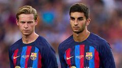 BARCELONA, SPAIN - AUGUST 07: Frenkie De Jong and Ferran Torres of FC Barcelona look on prior to the Joan Gamper Trophy match between FC Barcelona and Pumas UNAM at Spotify Camp Nou on August 07, 2022 in Barcelona, Spain. (Photo by Alex Caparros/Getty Images)
