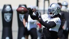 HENDERSON, NEVADA - JUNE 07: Wide receiver Davante Adams #17 of the Las Vegas Raiders catches a pass during mandatory minicamp at the Las Vegas Raiders Headquarters/Intermountain Healthcare Performance Center on June 07, 2022 in Henderson, Nevada.   Ethan Miller/Getty Images/AFP
== FOR NEWSPAPERS, INTERNET, TELCOS & TELEVISION USE ONLY ==