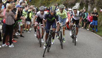 Nairo Quintana, Alberto Contador, Omar Frile y Fabio Felline suben el tramo de La Huesera durante la subida a los Lagos de Covadonga en la Vuelta a Espa&ntilde;a 2016.