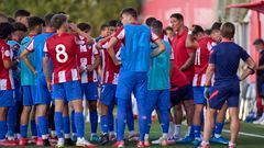 Torres da órdenes a los futbolistas del Juvenil A del Atlético, en el año de la cantera rojiblanca, con once campeones.