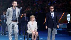 Andy Roddick, Monique Kalkman-Van den Bosch y Steve Flink, en la Rod Laver Arena.