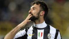 El jugador de la Juventus Mirko Vucinic celebra el gol que marc&oacute; frente al Bolonia. 