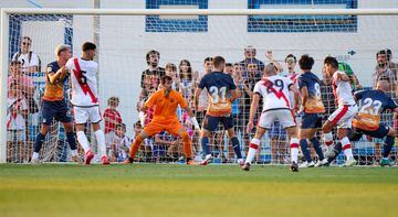 Falcao resuelve en el área pequeña la jugada del 1-2 en el Leganés- Rayo Vallecano