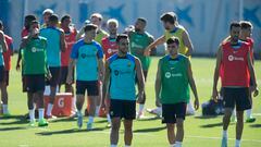Los jugadores del Barça se refrescan en una pausa del entrenamiento de ayer en Sant Joan Despí.