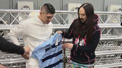 En sus redes sociales, Alan Pulido compartió algunas imágenes tras bambalinas con el DJ Steve Aoki, a quien le regaló un jersey de Sporting Kansas City.