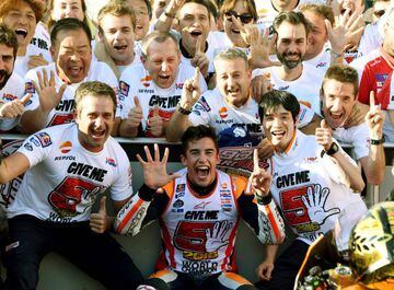 TOPSHOT - Repsol Honda Team's Spanish rider Marc Marquez (C) celebrates his victory with members of his team after the MotoGP race at the Japanese Grand Prix in the Twin Ring Motegi circuit in Motegi on October 16, 2016. / AFP PHOTO / TOSHIFUMI KITAMURA p