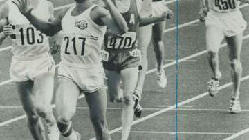 Alberto Juantorena ganando en Montreal 1976