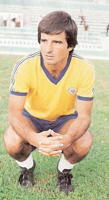 Fernando Carvallo es una figura aún recordada entre los hinchas del Cádiz. Entre 1973 y 1977 jugó 133 partidos de Liga, entre Primera y Segunda División, donde marcó 21 goles. En la temporada 1976-1977 ascendió con el elenco amarillo.