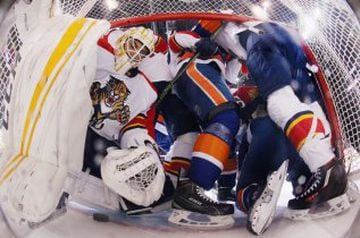 Esta portería de hockey hielo, durante el partido Florida Panthers-New York Islanders,  parece el camarote de los hermanos Marx. Dentro hay piernas, patines, manos, guantes, algún brazo y lo más importante la pastilla de juego.