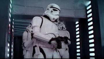 El stormtrooper más torpe de Star Wars por fin da la cara