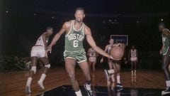 Magic Johnson sugiere retirar el dorsal número 6 en honor a Bill Russell debido a los logros obtenidos durante su estancia con los Boston Celtics en la NBA.