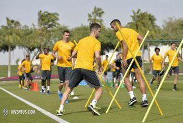 Con la visita de Xavi, Cuadrado ya entrena con la Juve en Qatar