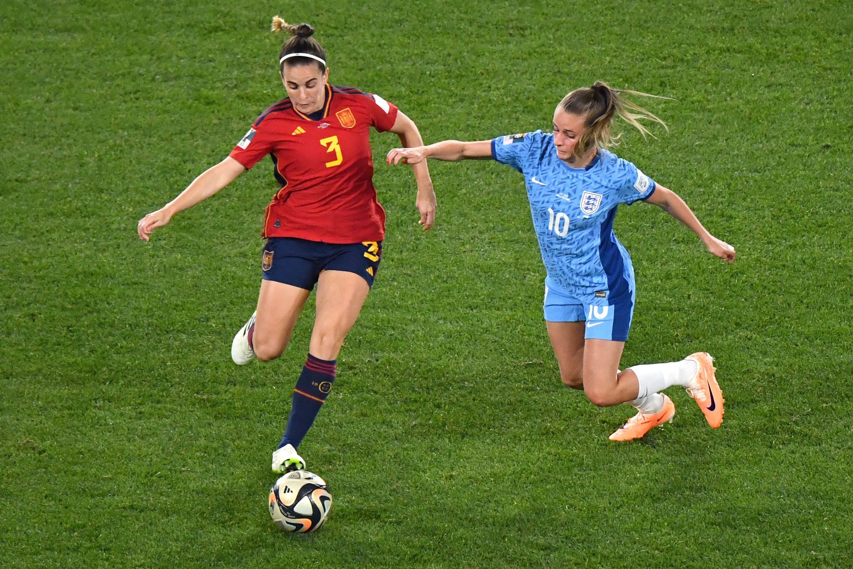 Sydney (Australia), 20/08/2023.- Teresa Abelleira of Spain (L) and Ella Toone of England in action during the FIFA Women's World Cup 2023 Final soccer match between Spain and England at Stadium Australia in Sydney, Australia, 20 August 2023. (Mundial de Fútbol, España) EFE/EPA/BIANCA DE MARCHI AUSTRALIA AND NEW ZEALAND OUT
