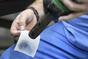 Con un ventilador, el termoplástico se calienta hasta que se vuelve traslúcido. En ese momento está listo para adaptarse al dedo.
