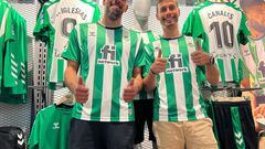Borja Iglesias y Sergio Canales, en la nueva tienda del Betis.