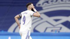 Karim Benzema, delantero del Real Madrid, celebra el penalti que marc&oacute; contra el Valencia en el partido de la jornada 20 de LaLiga Santander.