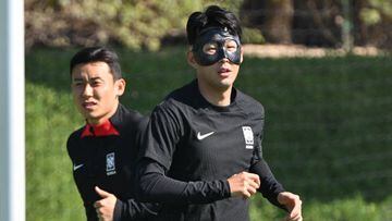South Korea's defender #23 Kim Tae-hwan (L) and South Korea's midfielder #07 Son Heung-min take part in a training session at Al Egla Training Site 5 in Doha on November 23, 2022, on the eve of the Qatar 2022 World Cup football match between Uruguay and South Korea. (Photo by JUNG Yeon-je / AFP) (Photo by JUNG YEON-JE/AFP via Getty Images)