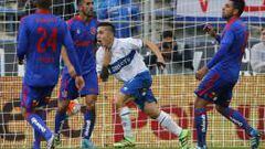 El jugador de Universidad Catolica, Jaime Carreno, centro, celebra su gol contra  Universidad  de Chile