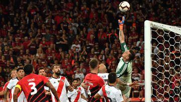 Argentina&#039;s River Plate goalkeeper Franco Armani (R) jumps to save the ball during a Recopa Sudamericana 2019 first leg football match against Brazil&#039;s Athletico Paranaense at the Arena da Baixada stadium, in Curitiba, Brazil, on May 22, 2019. (Photo by NELSON ALMEIDA / AFP)
