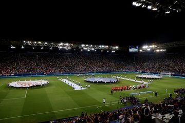 Panorámica del Georgios Karaiskakis Stadium con la formación de los equipos del Sevilla y Manchester City en el terreno de juego.