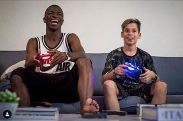 Es aficionado a los videojuegos como cualquier chico de su edad. 