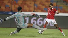 Soccer Football - Egyptian Premier League - Pyramids FC v Al Ahly - Cairo International Stadium, Cairo, Egypt - October 11, 2020 Al Ahly&#039;s Hussein El Shahat in action with Pyramids FC&#039;s Mahdi Soliman REUTERS/Amr Abdallah Dalsh