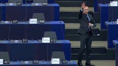 Un eurodiputado es expulsado del Parlamento y se marcha haciendo el saludo nazi